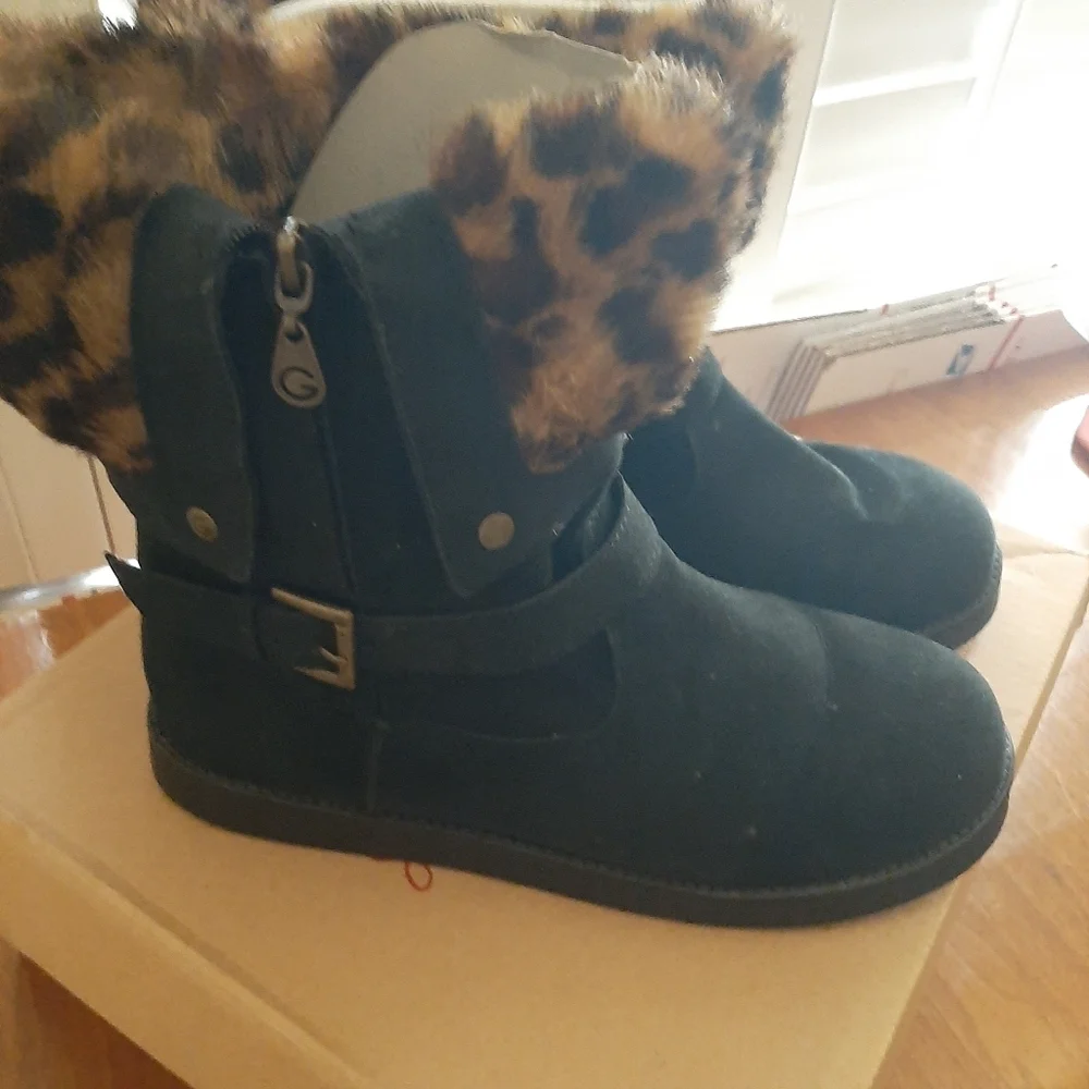EUC G by GUESS ANKLE BOOTS. SUEDE UPPERS TRIMMED IN FAUX LEOPARD FUR.